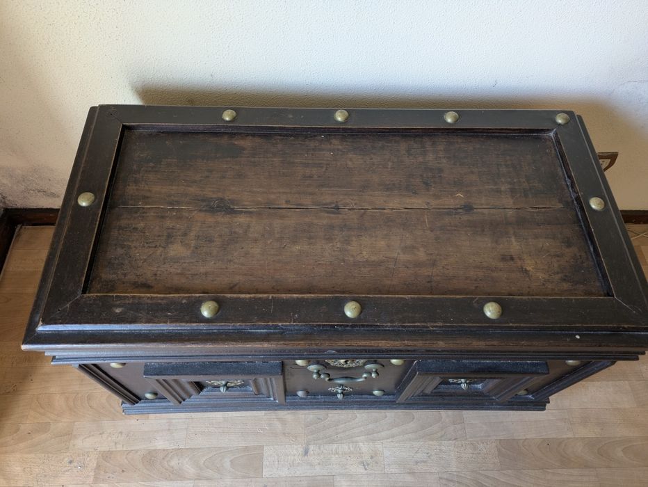 Baú de madeira maciça