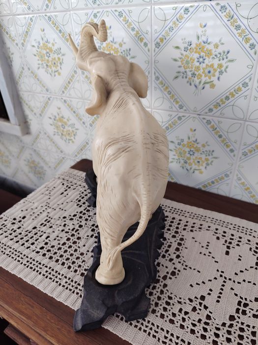 Elefante em Marfinite com Base em Madeira
