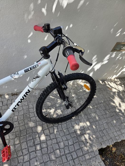Decathlon/B-Twin/ Rockrider 300 roda 24
roda 24
6 velocidades ( atras)
campaínha e luzes incluidas

Tudo nas melhores condições e pronta a usar, idea