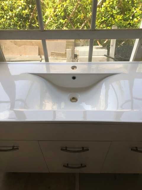 Móvel e Lavatório Casa de Banho em estado novo
