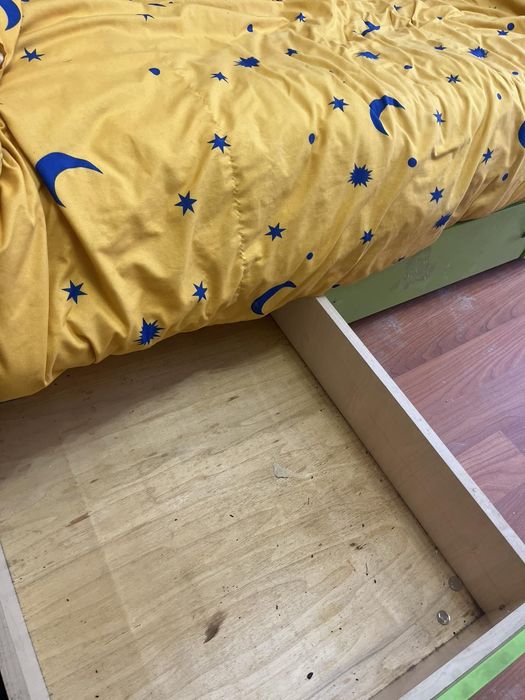 Стіл для навчання ф постіль