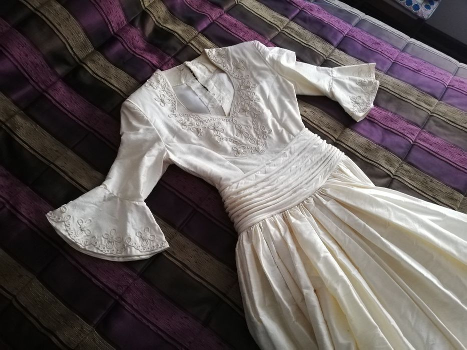Vestido de noiva e.veu comprido em.seda.selvagem