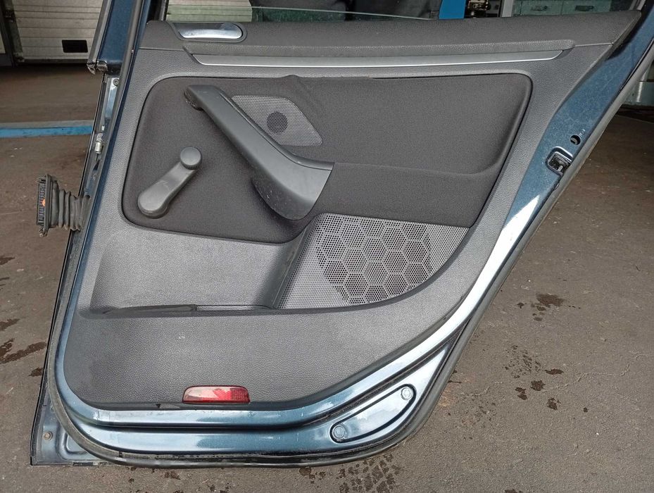 Drzwi tylne prawe Volkswagen Golf V Nr.33