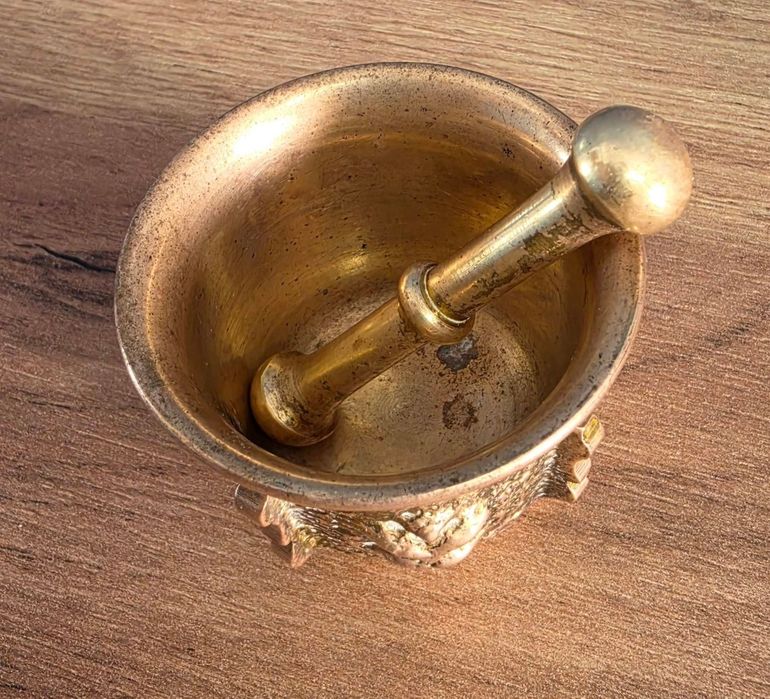 Almofariz antigo com pilão em bronze