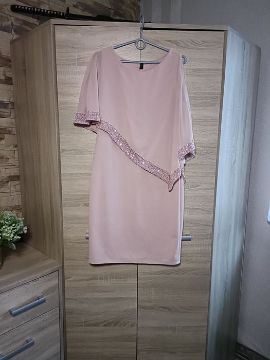 Elegancka sukienka z narzutka z cekinami