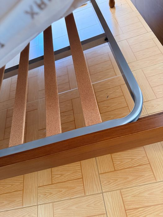 Cama de casal em madeira + colchão + mesas de cabeceira