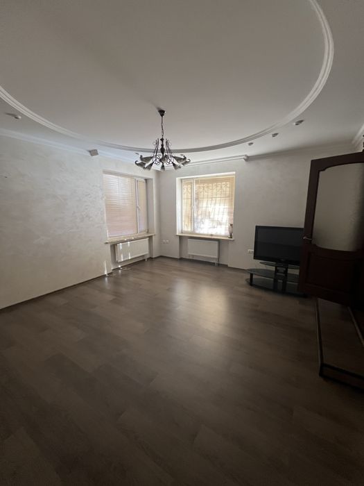 Продаж гарного будинку район Світанку  390 квм