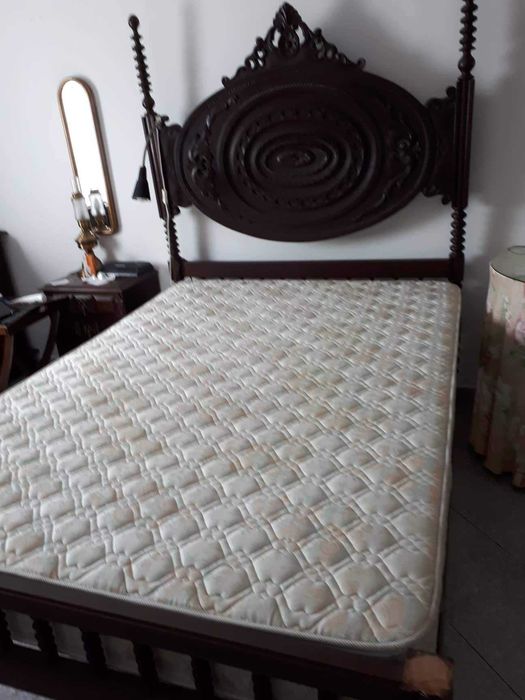 Conjunto cama, mesa de cabeceira (x2) e cadeiras (x2)