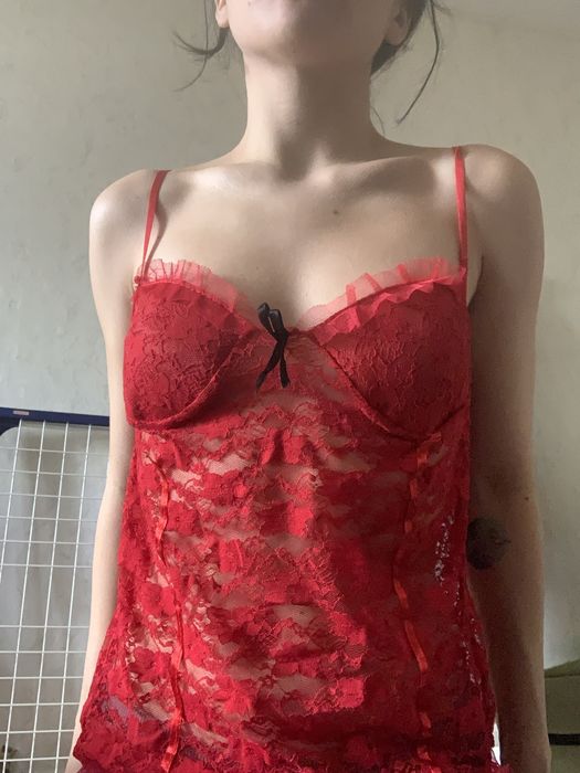 Червона мереживна нічна комбінація