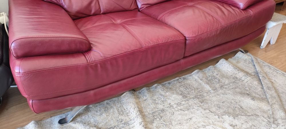 Sofá em pele vermelha