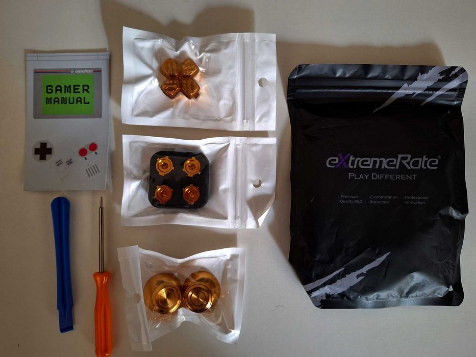 Comando PS5 Preto com Kit ExtremeRate Dourado