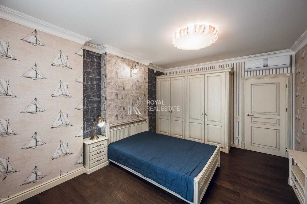Продаж 3-кімнатної квартири Київ ЖК Космополітен 117 м² 9 поверх преміальний ремонт меблі з масиву дерева паркетна дошка охорона
