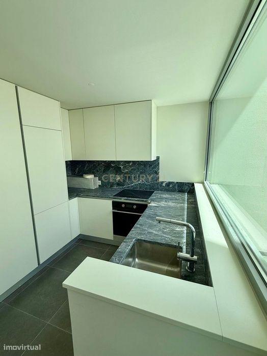 Apartamento Triplex com Piscina Privada e Vista Única no Centro de Alc
