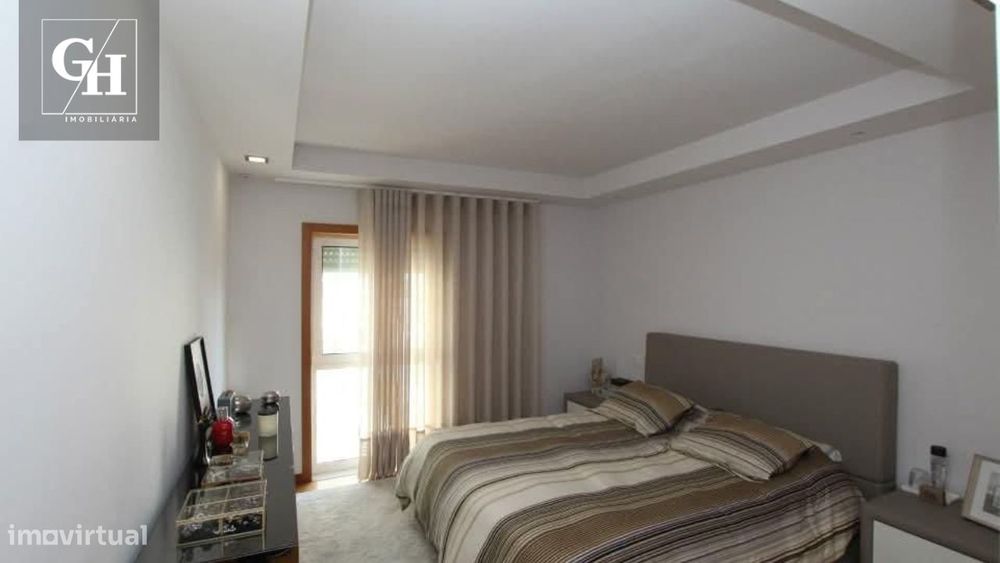 Apartamento T4 no Vinhal, com garagem fechada e vistas desafogadas