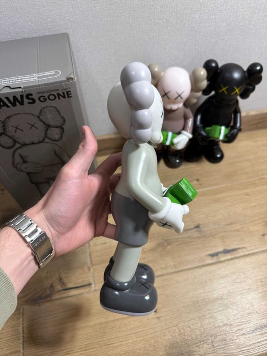 Фігурка KAWS Bearbrick CASH | стильна колекційна іграшка-статуетка Кавс Бербрик у сучасному арт-дизайні з грошовим мотивом