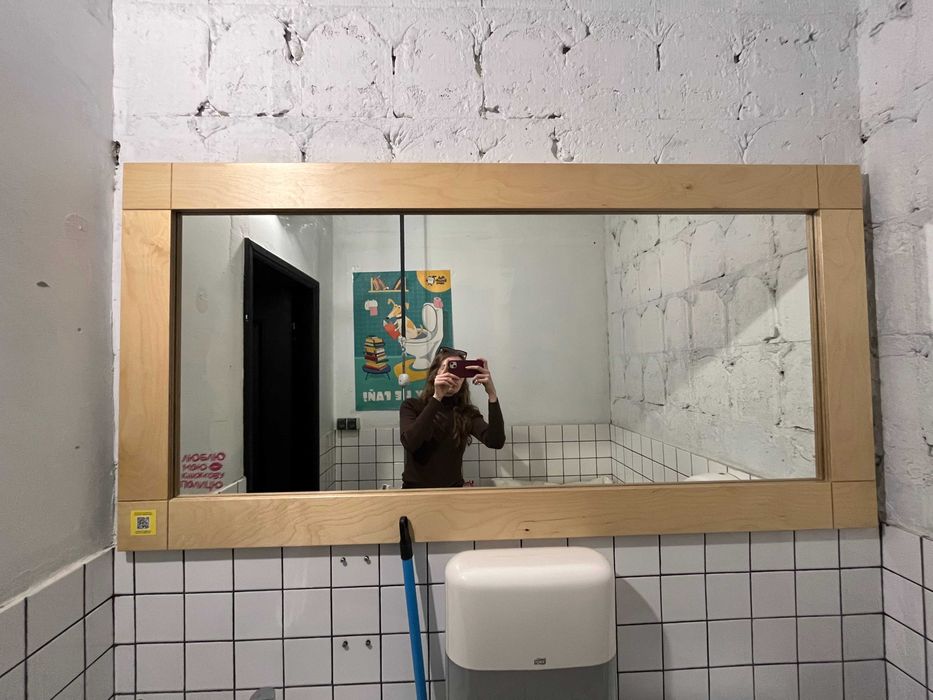 Дзеркало настінне в дерев’яній рамі