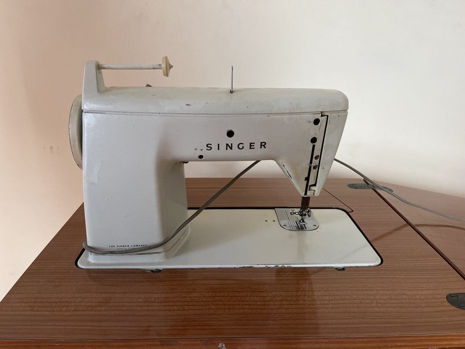 Máquina de Costura Industrial Singer com Móvel em Madeira