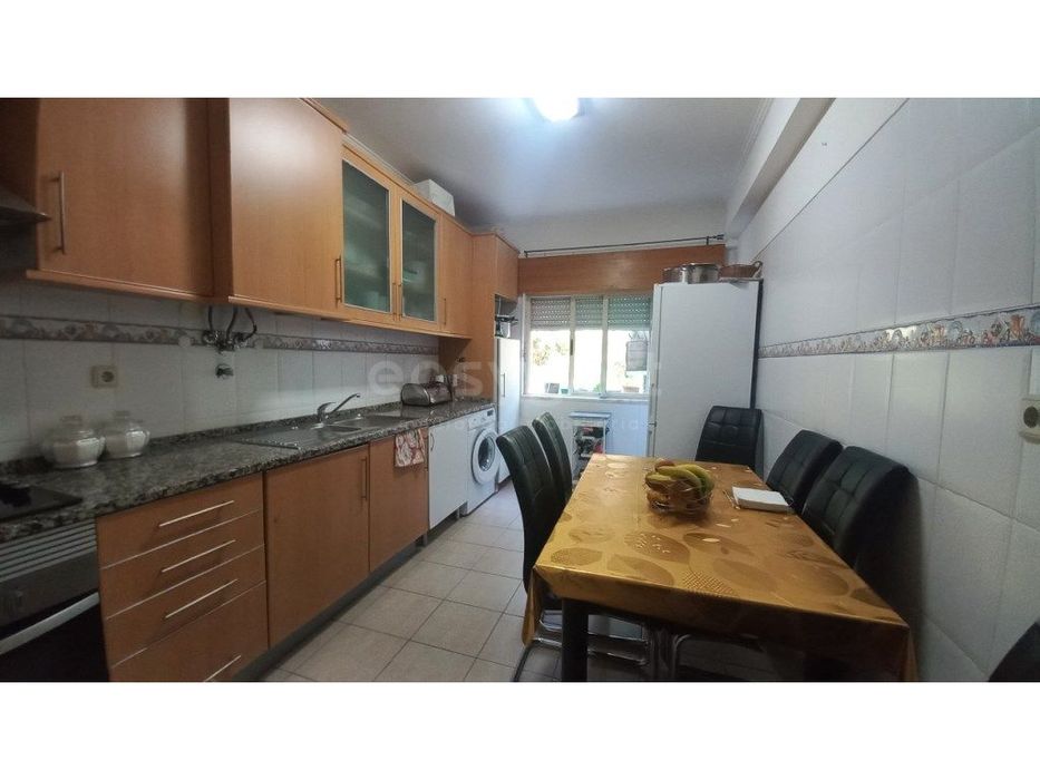 Apartamento T3 com Arrecadação e Lugar de Garagem em Santarém.