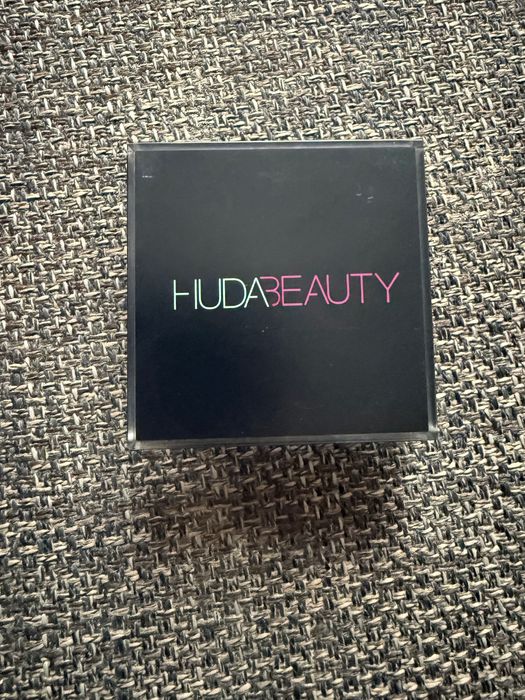 Huda Beauty Tantour Light Bronzer na mokro