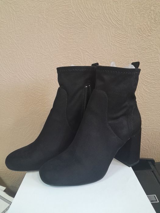 Замшеві чобітки Bershka