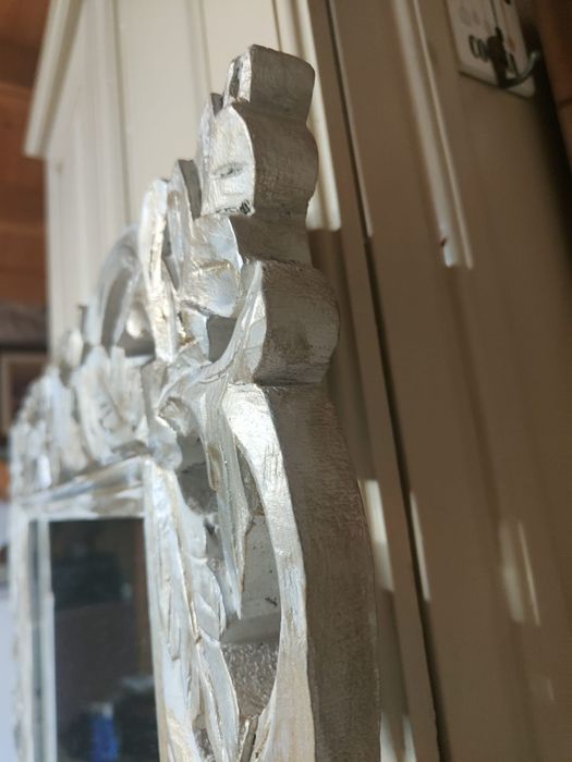 Espelho em madeira esculpida