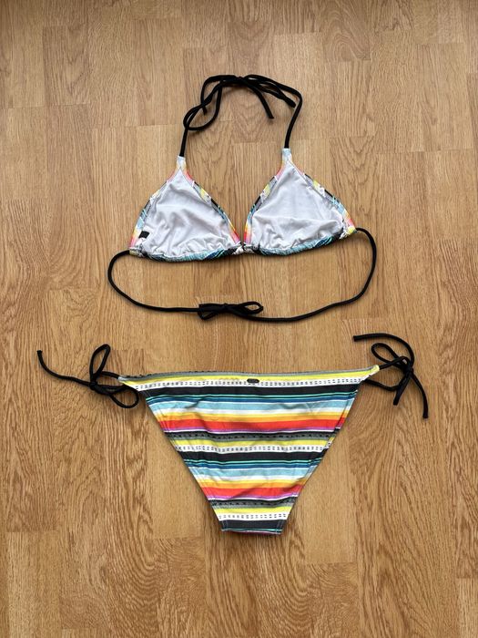 Раздельный полосатый купальник Rip Curl на завязках бикини