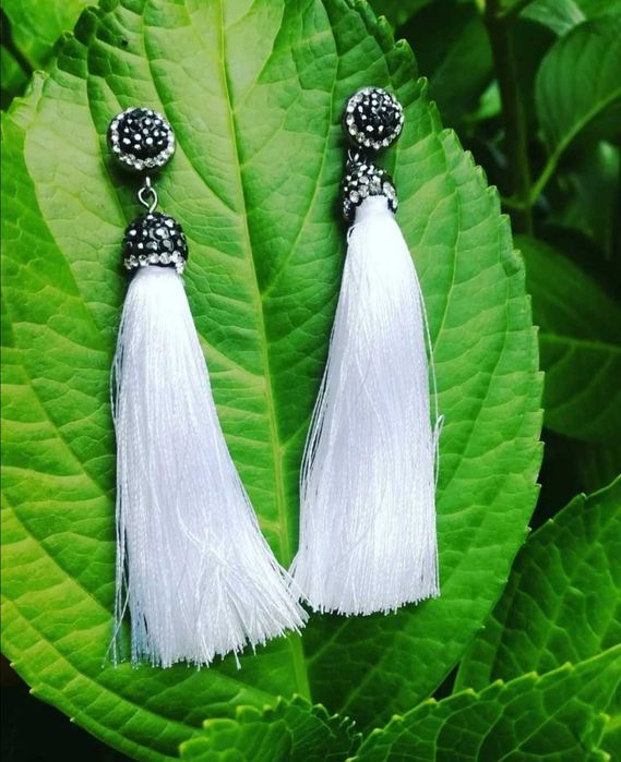 Brincos Compridos de Pompons em Branco