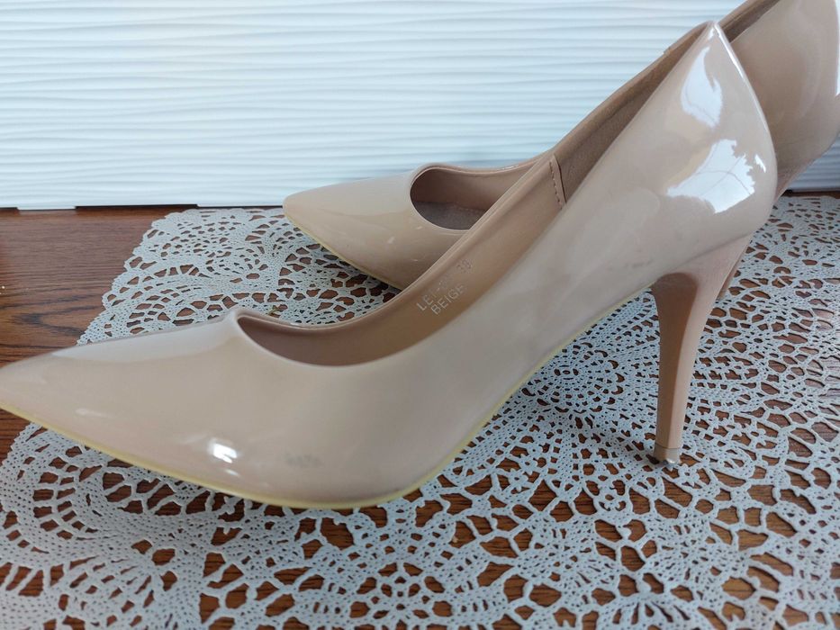 Beżowe czółenka lakierki 38