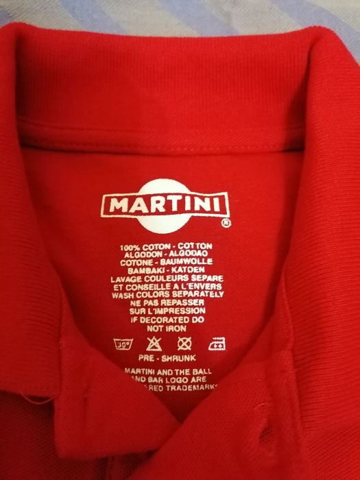 Pólo com publicidade à marca Martini