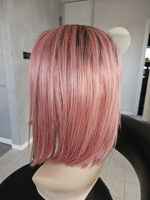 Peruka z włosów naturalnych w kolorze różu