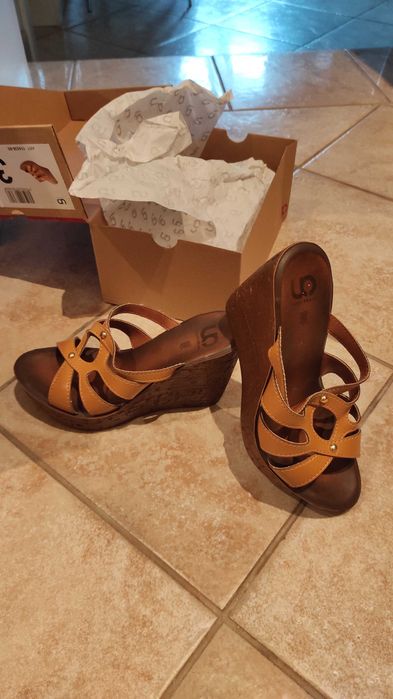 Шльопанці, босоніжки