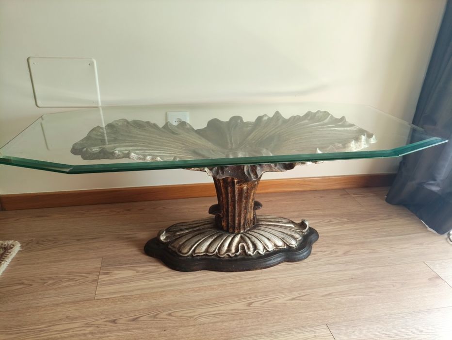 Mesa de centro em vidro e detalhes dourados