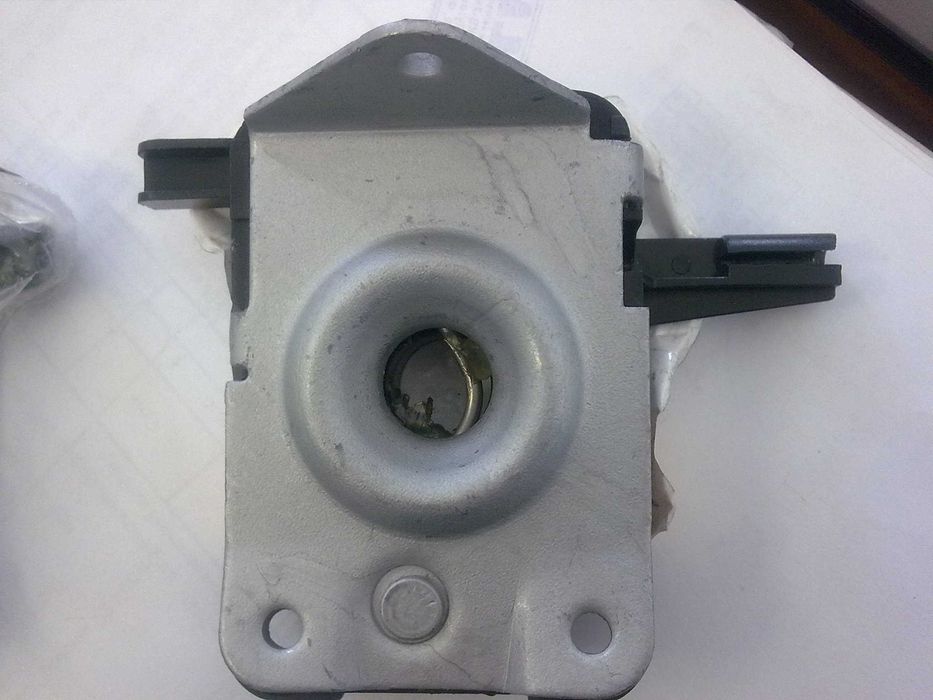 Замки капоту BMW E36. Седан, купе, турінг, компакт, кабріо. Наявність.