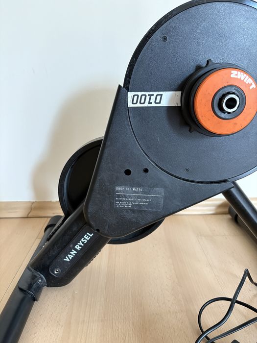 Trenażer rowerowy Van Rysel D100 z Zwift Cog