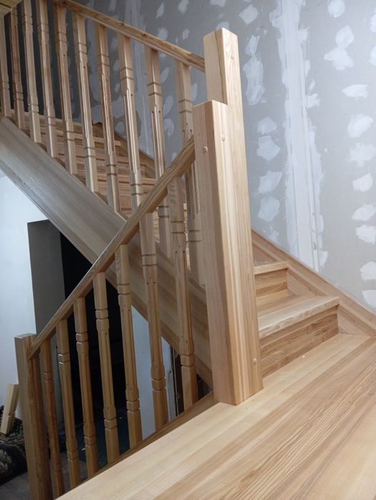 Дерев'яні сходи.