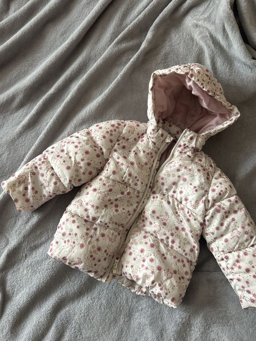 куртка для куртка дівчинки з квітковим принтом від бренду H&M.