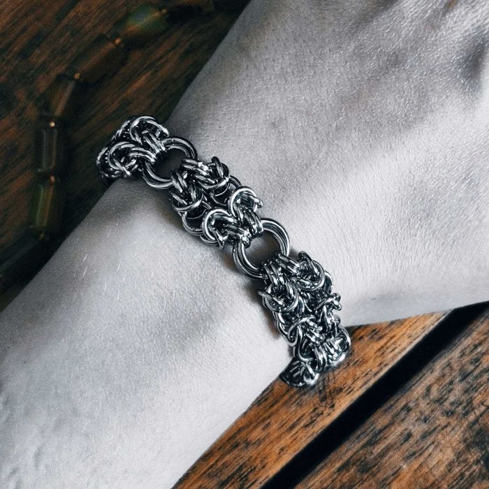 Bransoletka chainmail ze stali chirurgicznej – zbrojny minimalizm