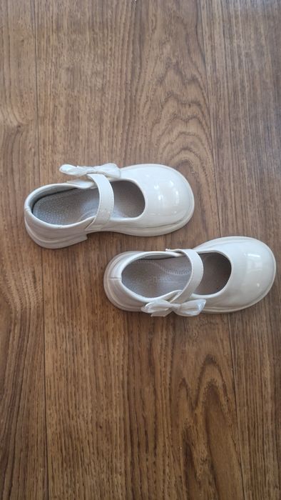 Взуття на дівчинку