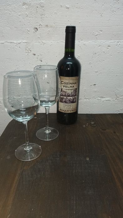 Mesa de pipo com oferta de 2 bancos