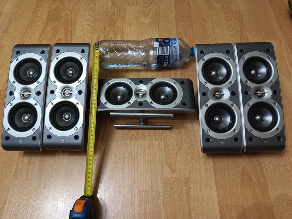 Komplet głośników kina domowego firmy JBL .