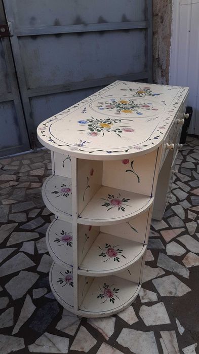 Móvel em madeira de pinho. Pintado à mão.