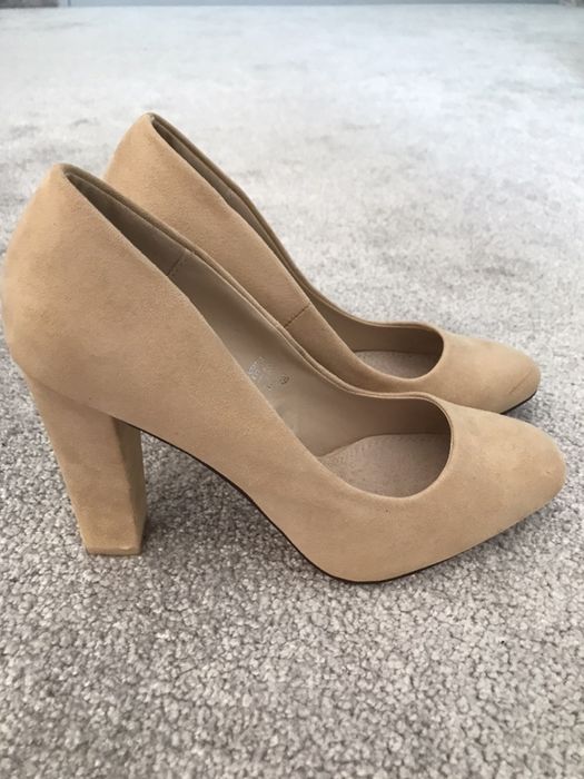 Nowe obcasy zamszowe, beżowe rozm. 39
