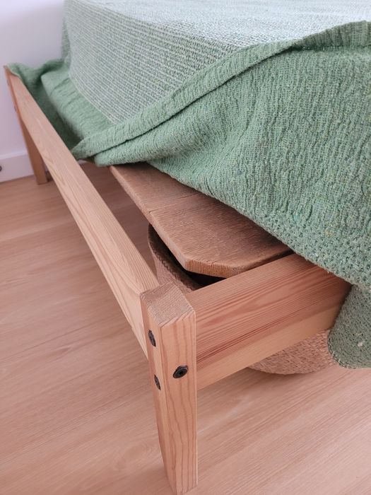 Cama individual + Estrado.