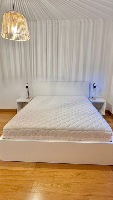 Cama de casal e mesas de cabeceira-IKEA