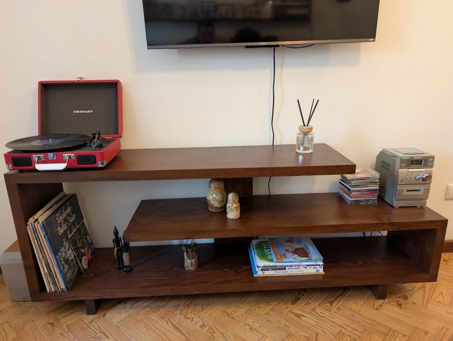 Móvel de TV em Madeira Maciça – Design Moderno / Contemporâneo