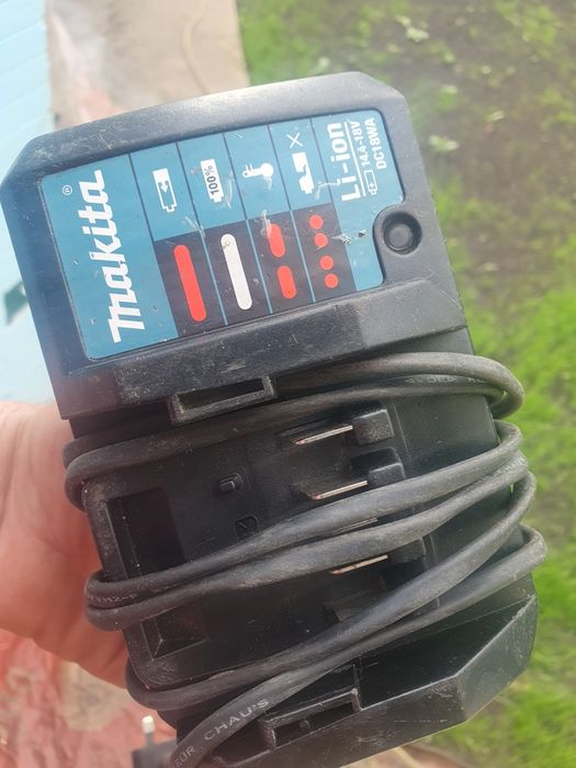 Зарядка акумуляторна Makita