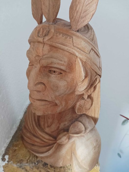Busto de indígena esculpido em madeira