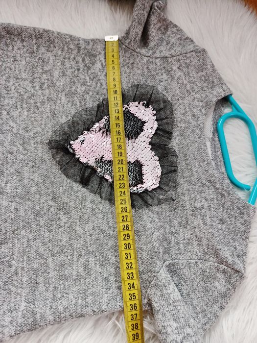 Sweter, Madżi, 128, szary, cekinowe serce, czarna falbanka