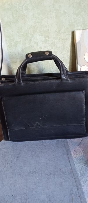 Продам шкіряний портфель.