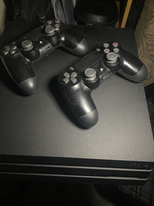 Playstation 4 Pro + два геймпада
